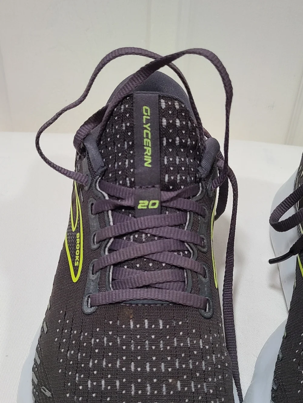 Brooks Glycerin 20 Women's Black Running Shoes with Neon Yellow Accent Size 7